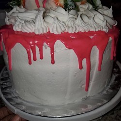 Buttercream drip cake with strawberries